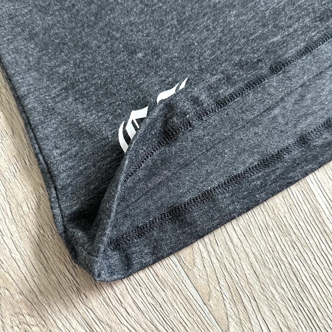 Крупный план швов и текстуры ткани серой футболки Chrome Hearts