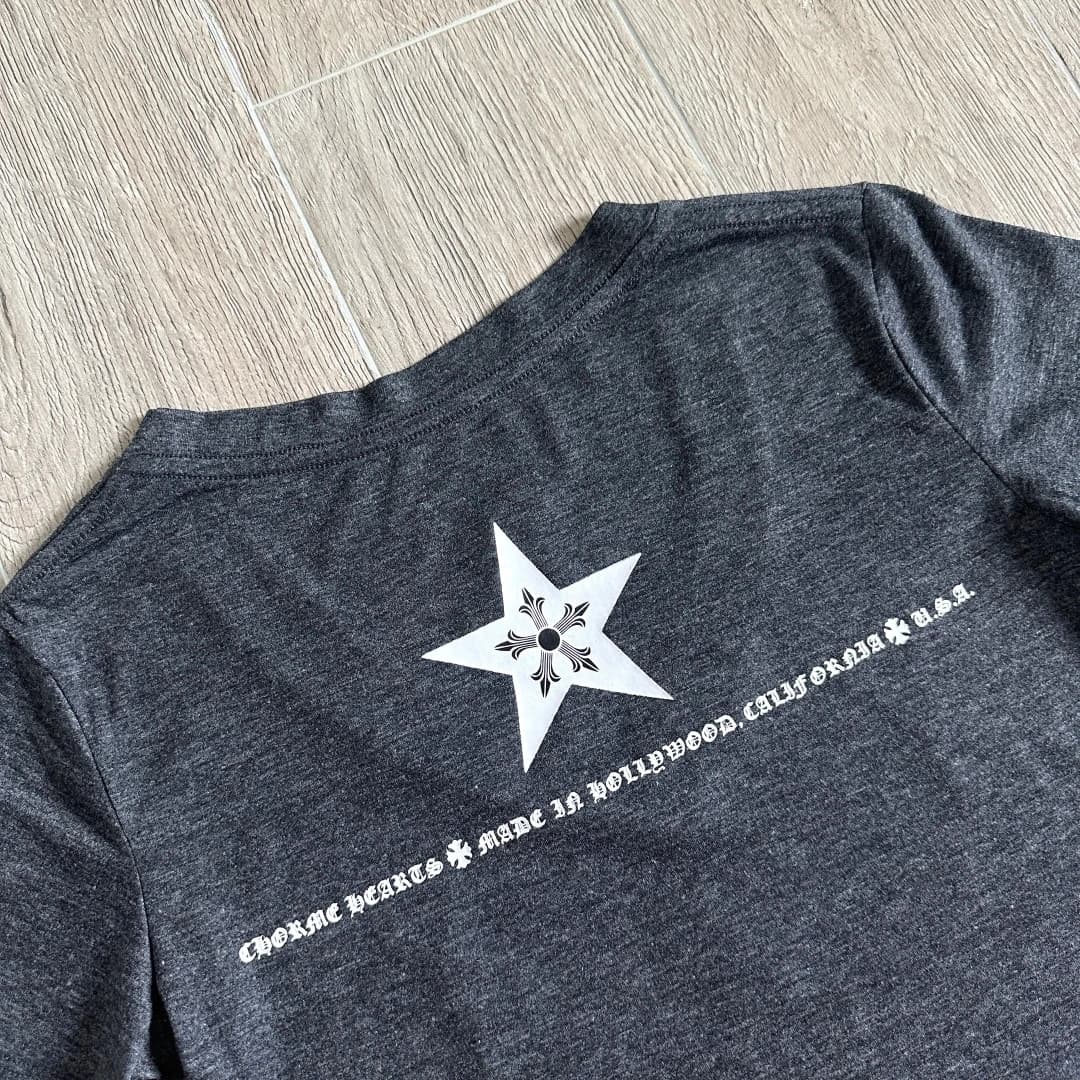 Деталь принта со звездой и надписью на спинке серой футболки Chrome Hearts