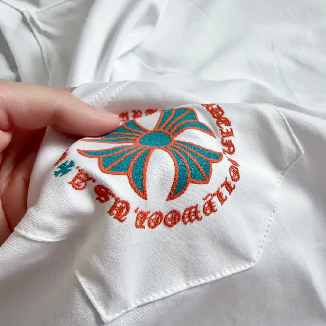 Накладной карман с принтом на белой футболке Chrome Hearts