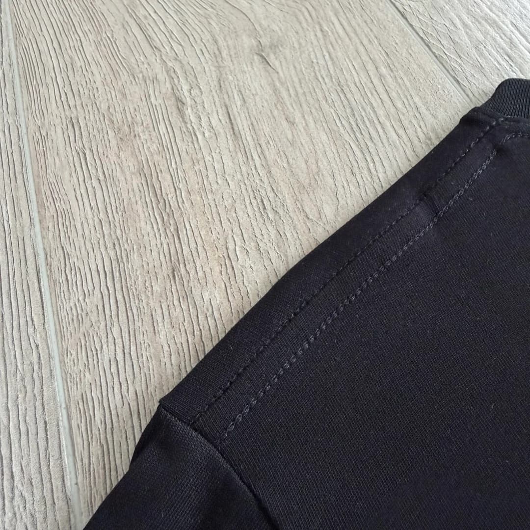 Плечевой шов черной футболки Chrome Hearts