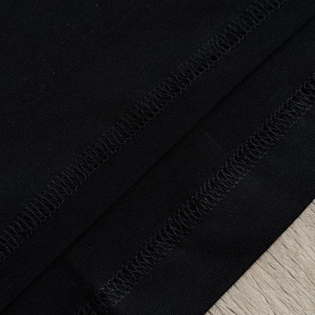 Обработка нижнего края черной футболки Chrome Hearts