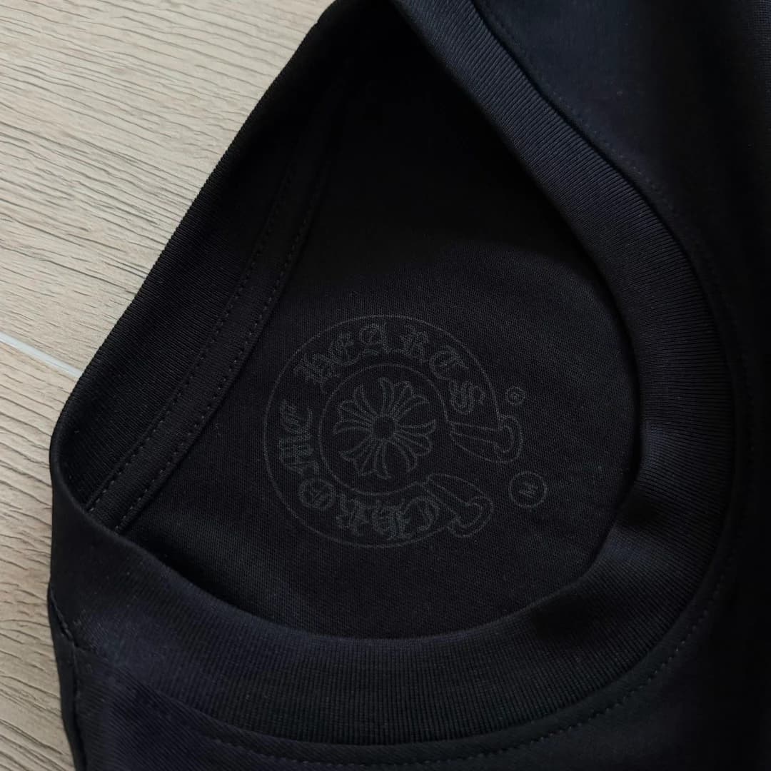 Внутренняя сторона горловины черной футболки Chrome Hearts
