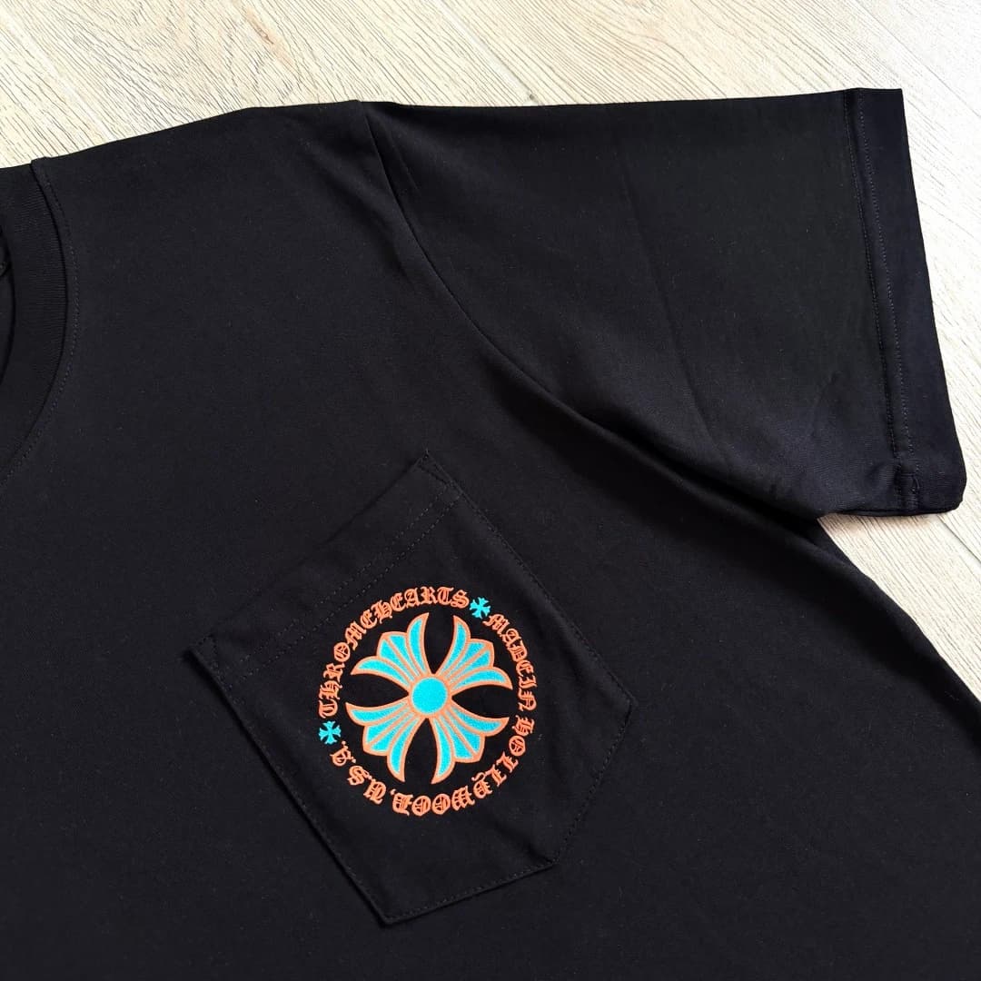 Накладной карман с принтом на черной футболке Chrome Hearts