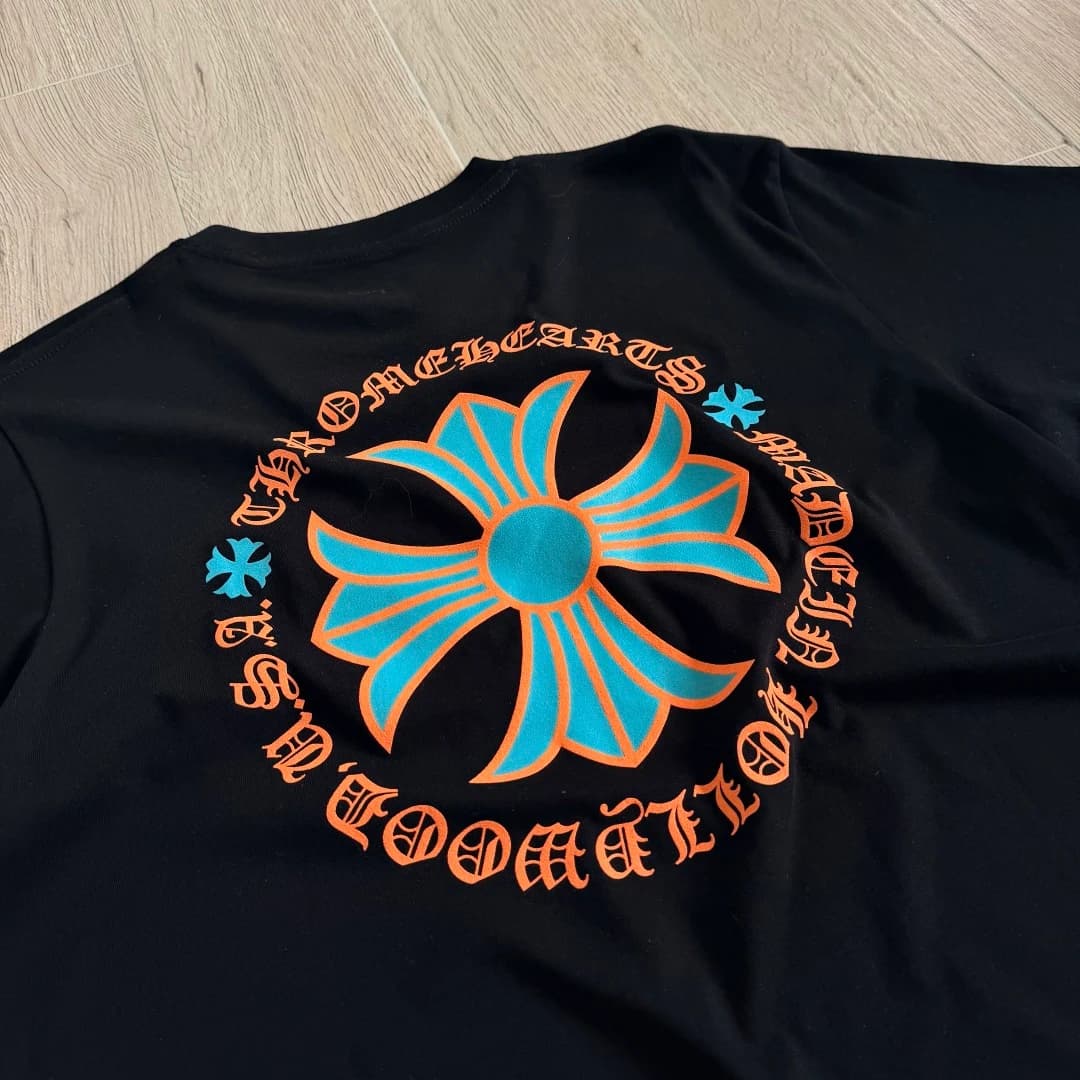 Деталь текстурного принта на черной футболке Chrome Hearts