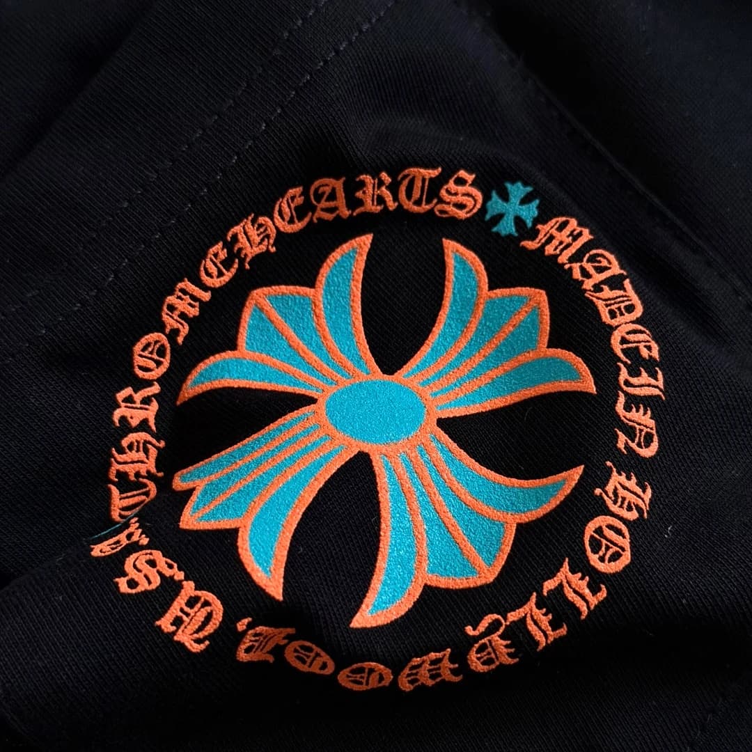 Круглый принт с крестом на спине черной футболки Chrome Hearts