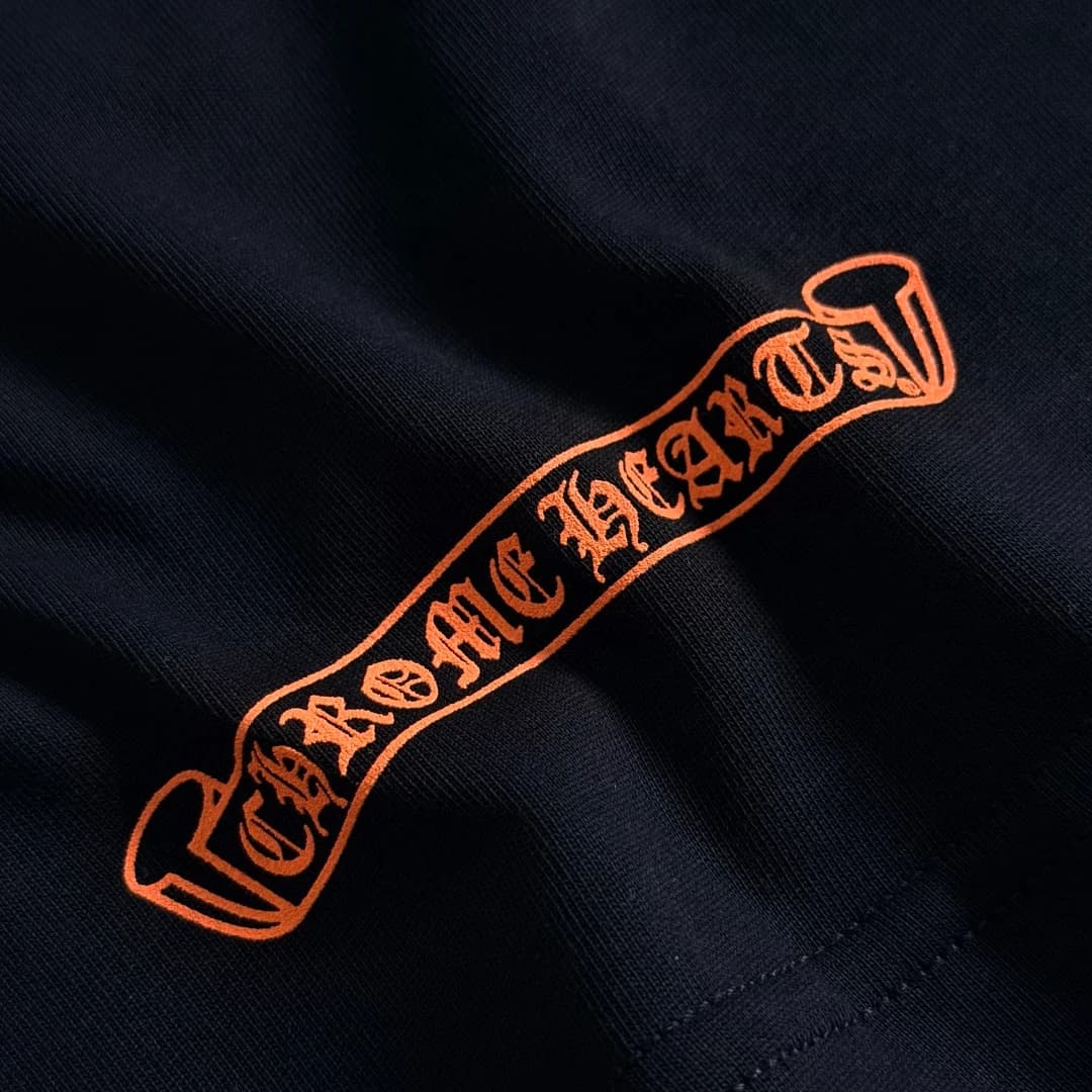 Принт с логотипом Chrome Hearts на нижнем крае черной футболки