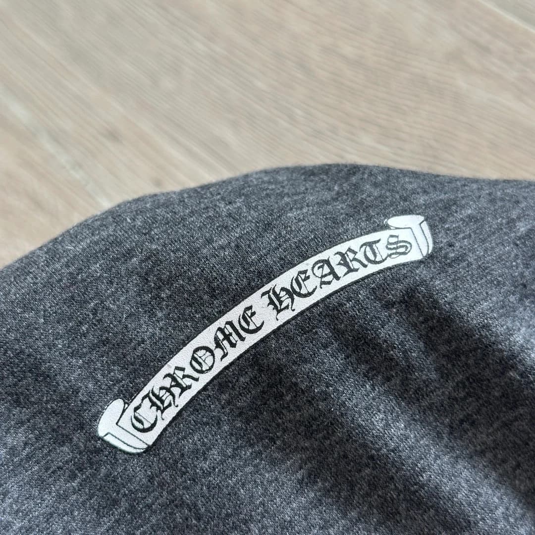 Принт в виде скролла с надписью Chrome Hearts на груди