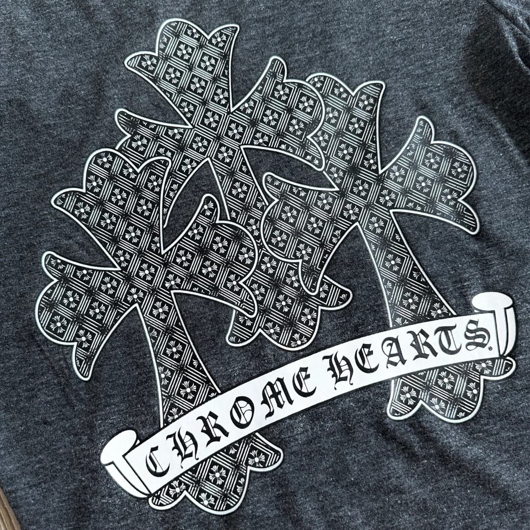 Крупный план принта с тройным крестом на спине футболки Chrome Hearts