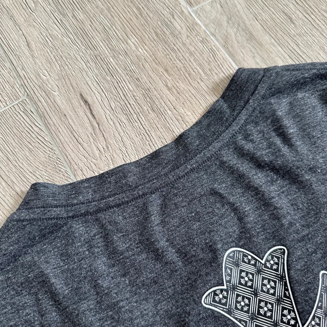 Вид сзади на горловину и плечевые швы серой футболки Chrome Hearts