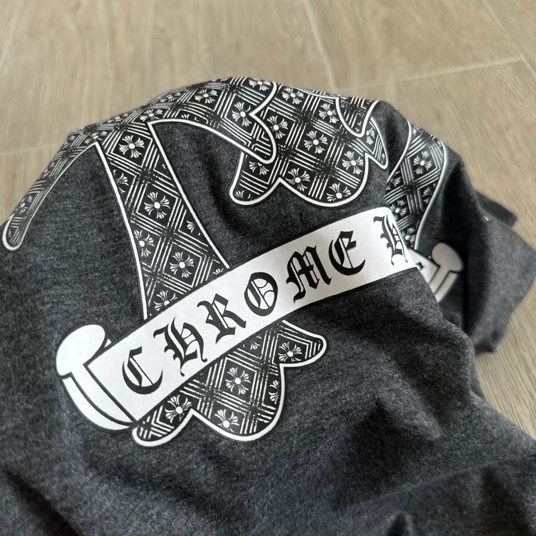 Деталь графичного принта Chrome Hearts на сером меланжевом трикотаже