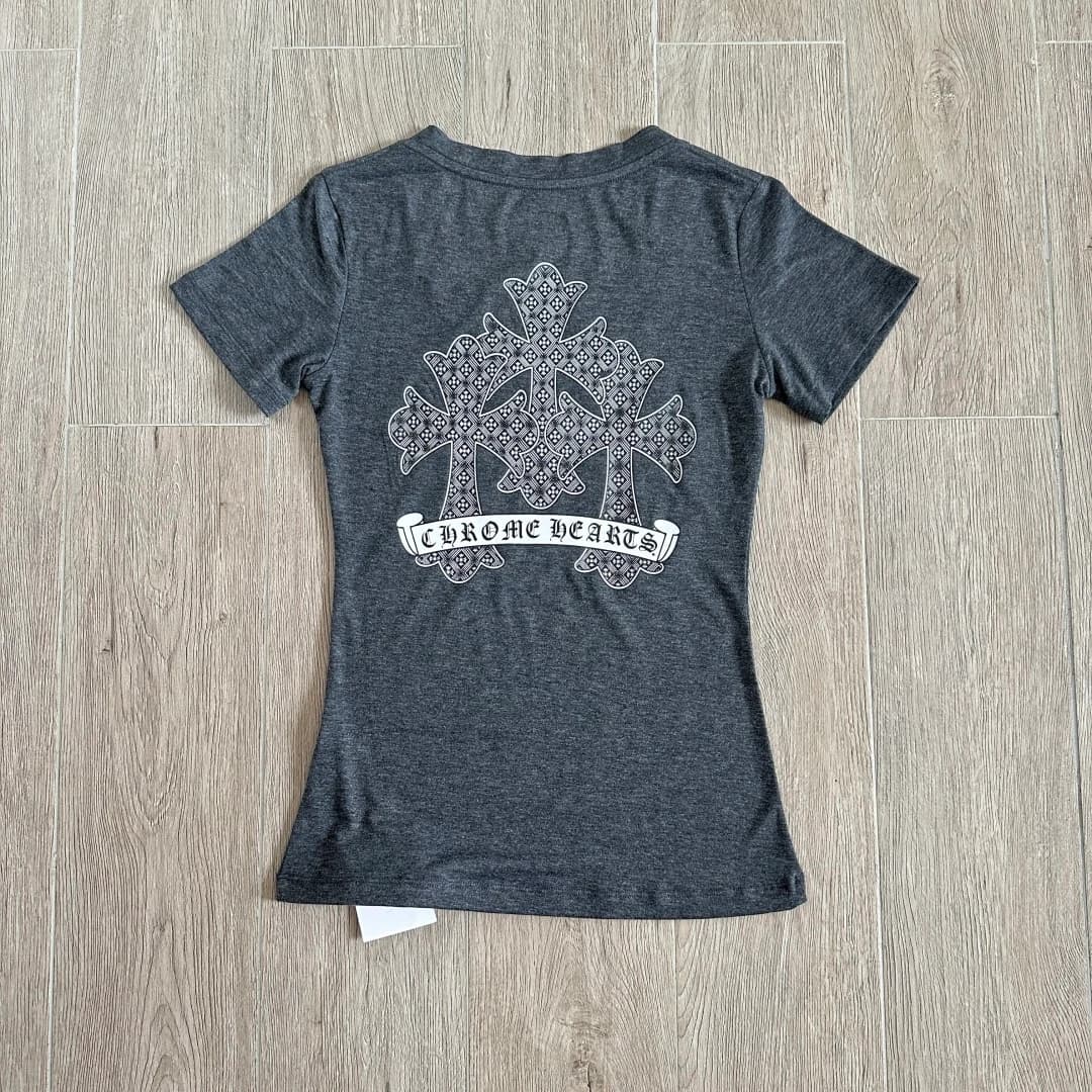 Вид сзади серой футболки Chrome Hearts с принтом в виде крестов