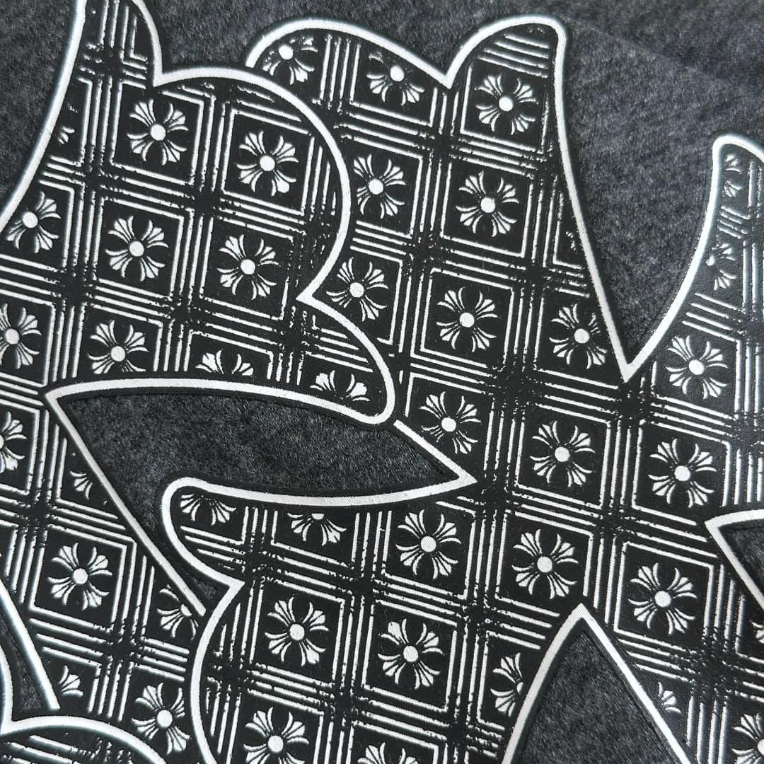 Крупный план принта с готическим узором на футболке Chrome Hearts