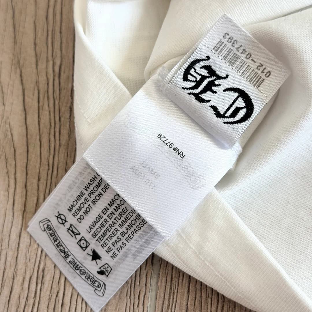 Ярлык с рекомендациями по уходу на белой футболке Chrome Hearts