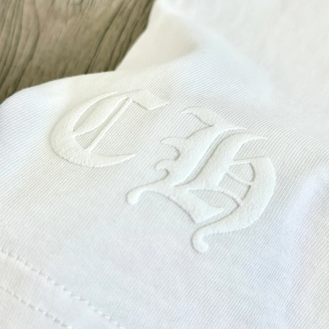 Тональная вышивка CH на белой футболке Chrome Hearts