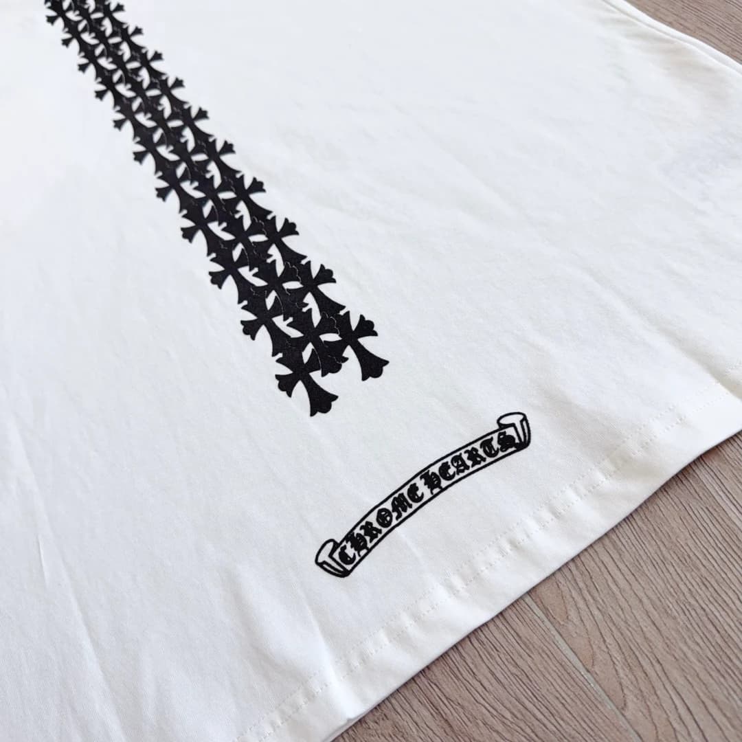 Нижняя часть спинки белой футболки Chrome Hearts с принтом