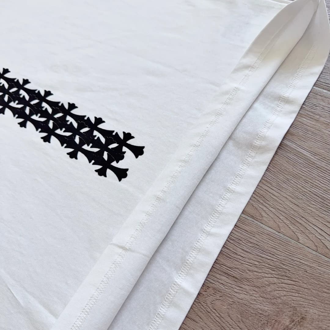 Деталь подгиба низа белой футболки Chrome Hearts
