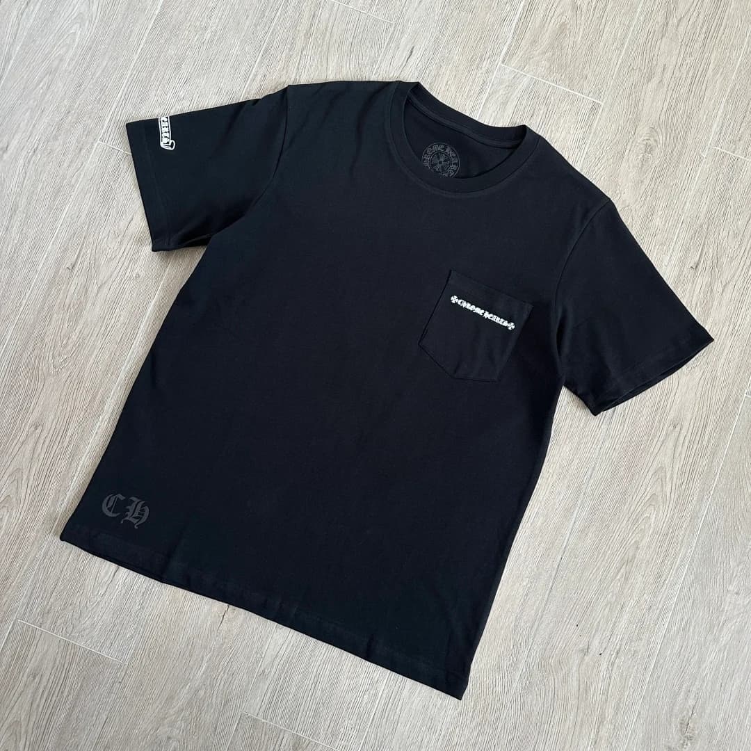 Черная футболка Chrome Hearts с карманом, вид под углом