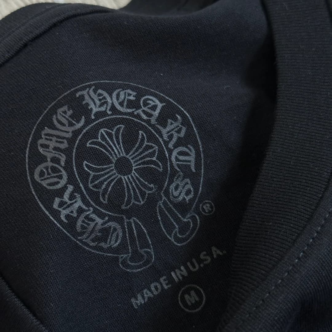 Внутренний принт на горловине черной футболки Chrome Hearts