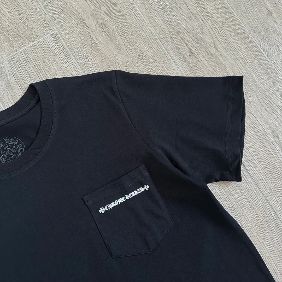 Накладной карман на груди черной футболки Chrome Hearts