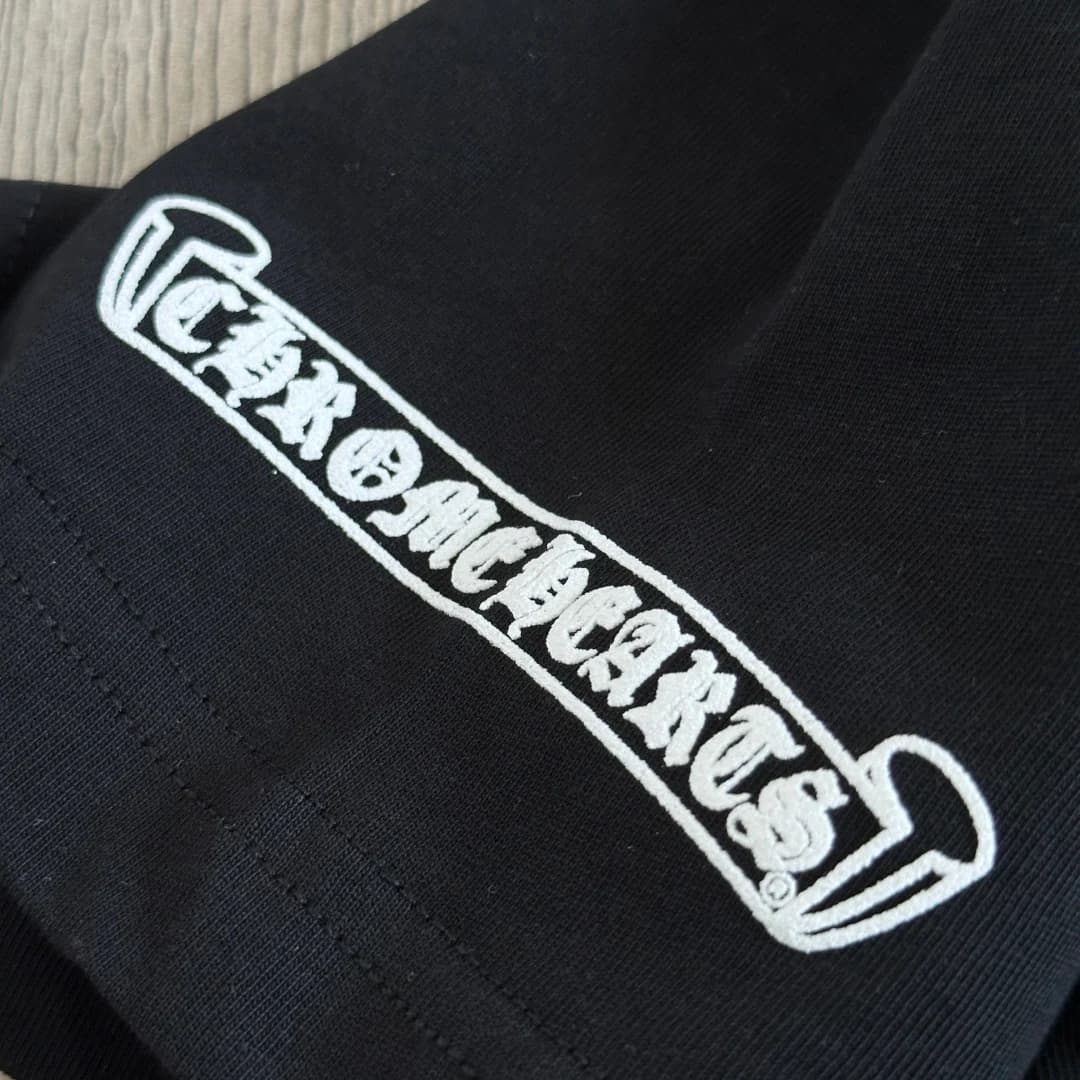 Принт с логотипом-свитком Chrome Hearts на черной футболке