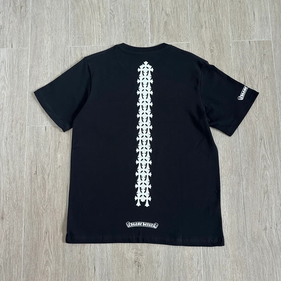 Черная футболка Chrome Hearts с принтом крестов на спине, вид сзади
