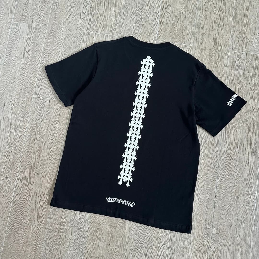Черная футболка Chrome Hearts с принтом на спине, вид под углом
