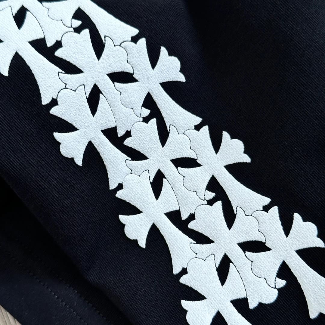 Деталь принта в виде крестов на черной футболке Chrome Hearts