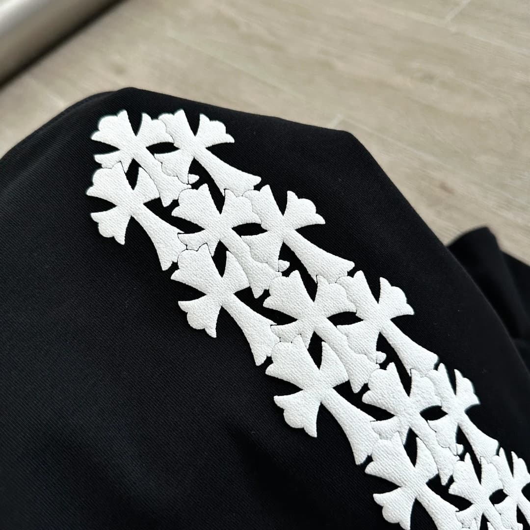 Крупный план принта с крестами на черной футболке Chrome Hearts