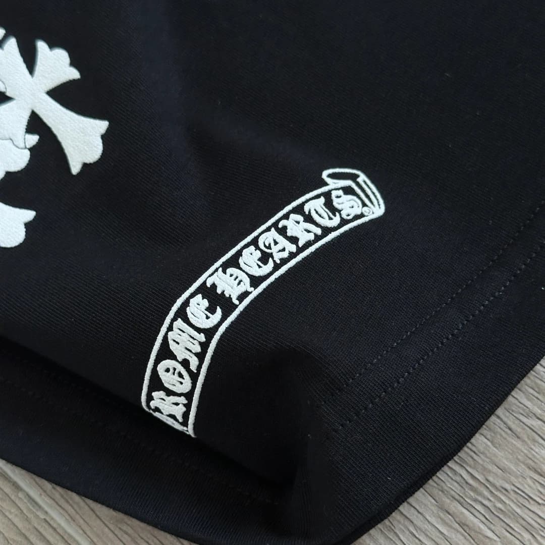 Принт с логотипом-свитком Chrome Hearts на черной футболке