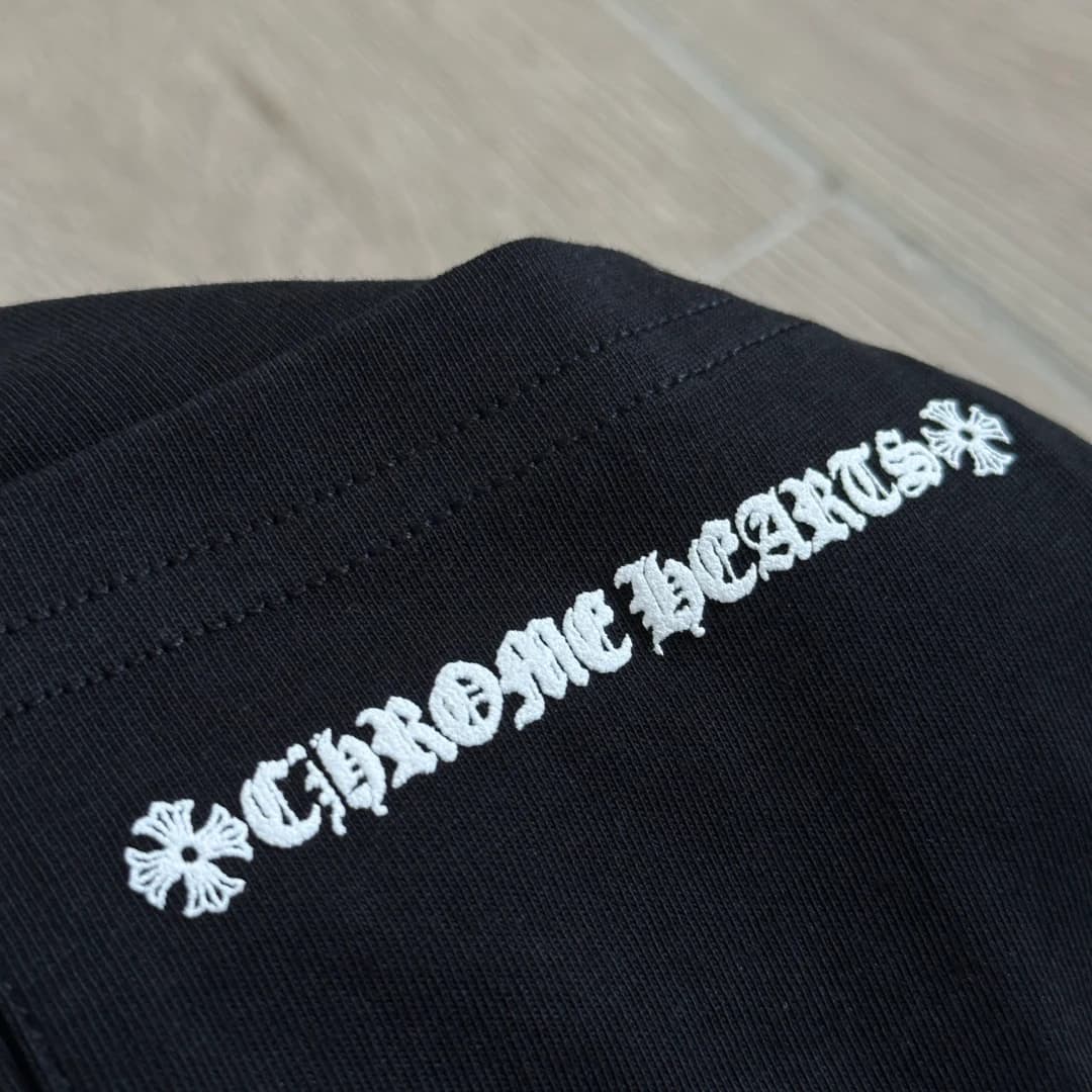 Принт с логотипом Chrome Hearts на рукаве черной футболки
