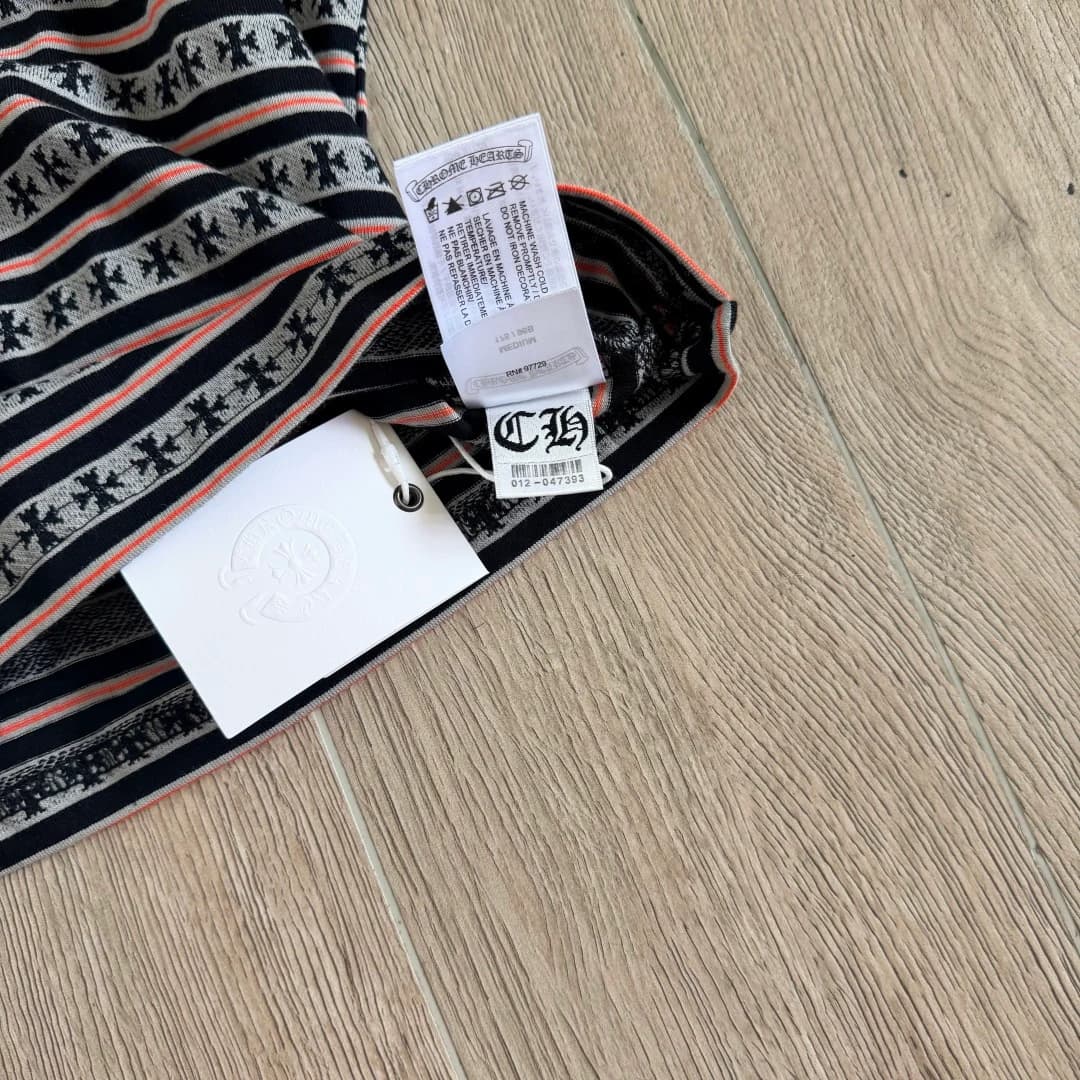 Внутренние ярлыки топа Chrome Hearts крупным планом