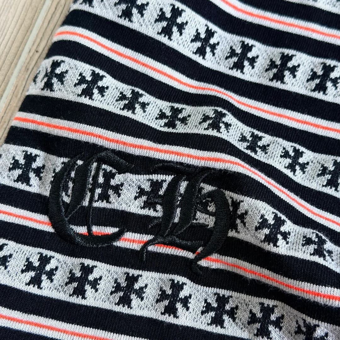 Деталь вышитого логотипа Chrome Hearts