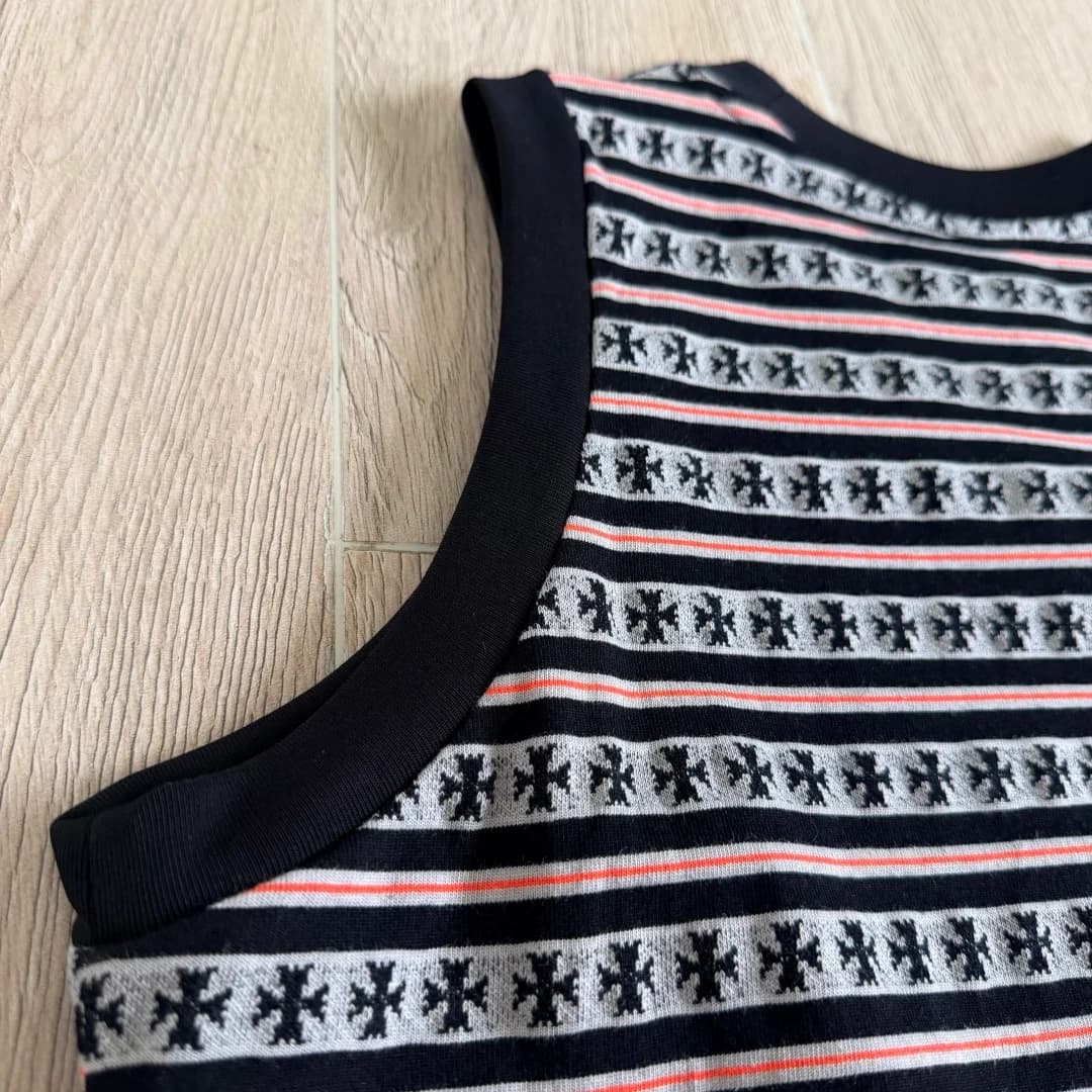 Пройма рукава топа Chrome Hearts крупным планом