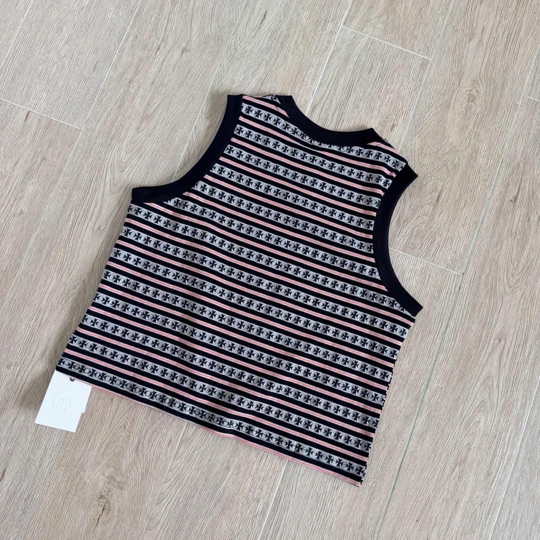 Черный топ Chrome Hearts в полоску, вид сзади под углом