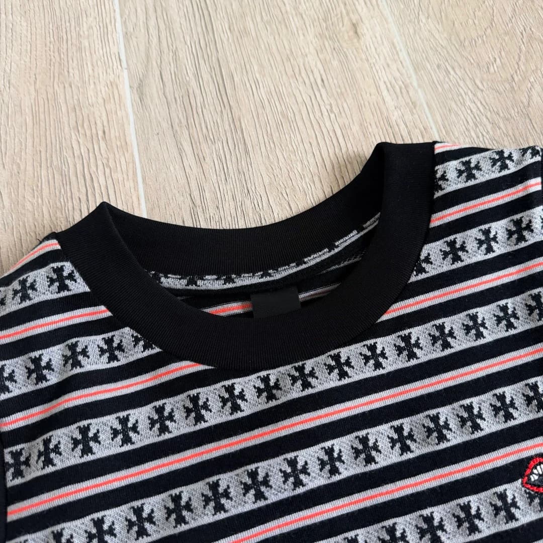 Круглый вырез горловины топа Chrome Hearts крупным планом