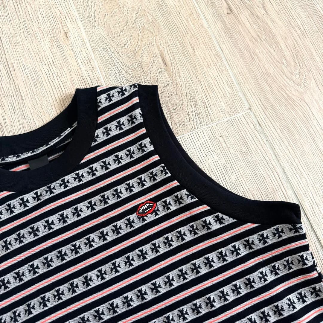 Вышивка в виде красных губ на груди топа Chrome Hearts