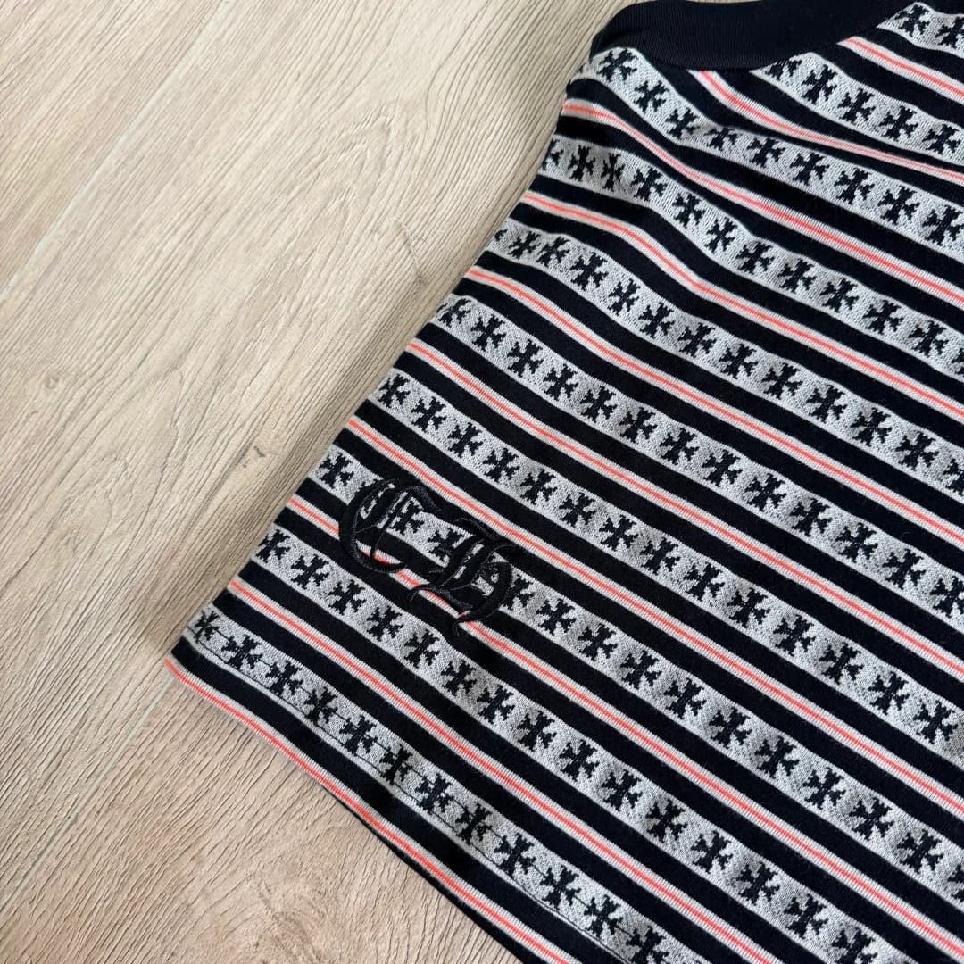 Вышитый логотип бренда в нижней части топа Chrome Hearts