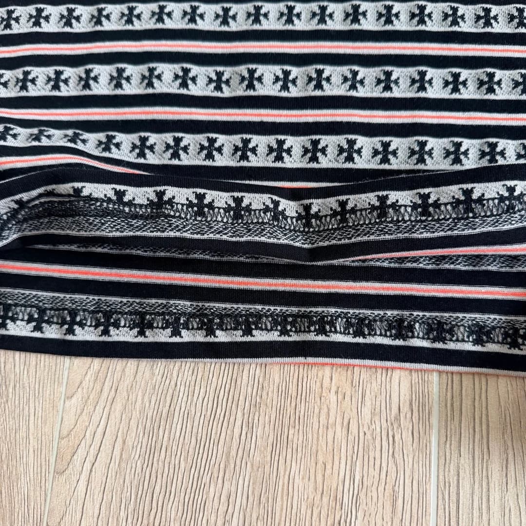 Текстура трикотажной ткани и нижний шов топа Chrome Hearts