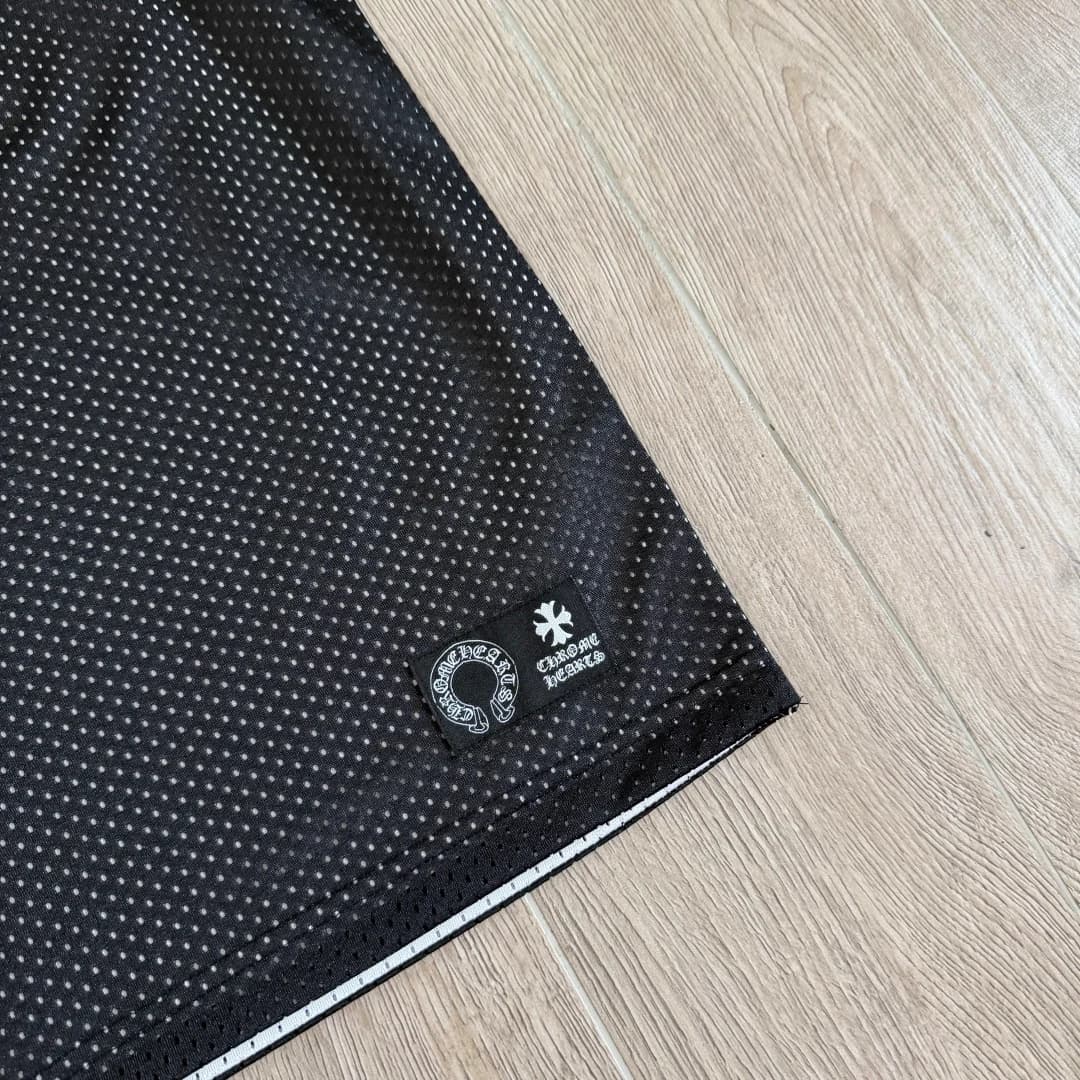 Деталь нижнего угла с нашивкой Chrome Hearts