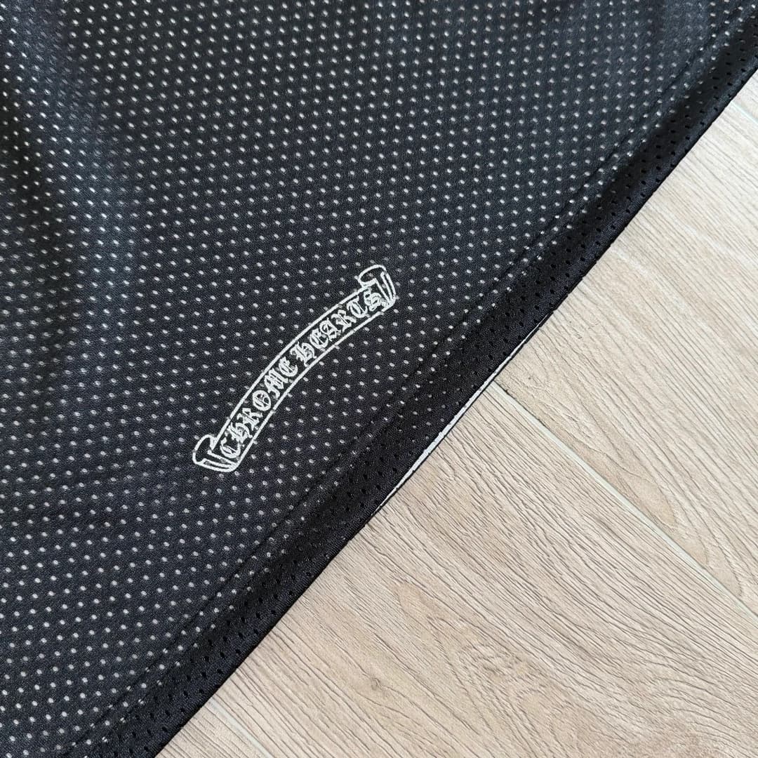 Логотип Chrome Hearts на нижнем крае черной стороны