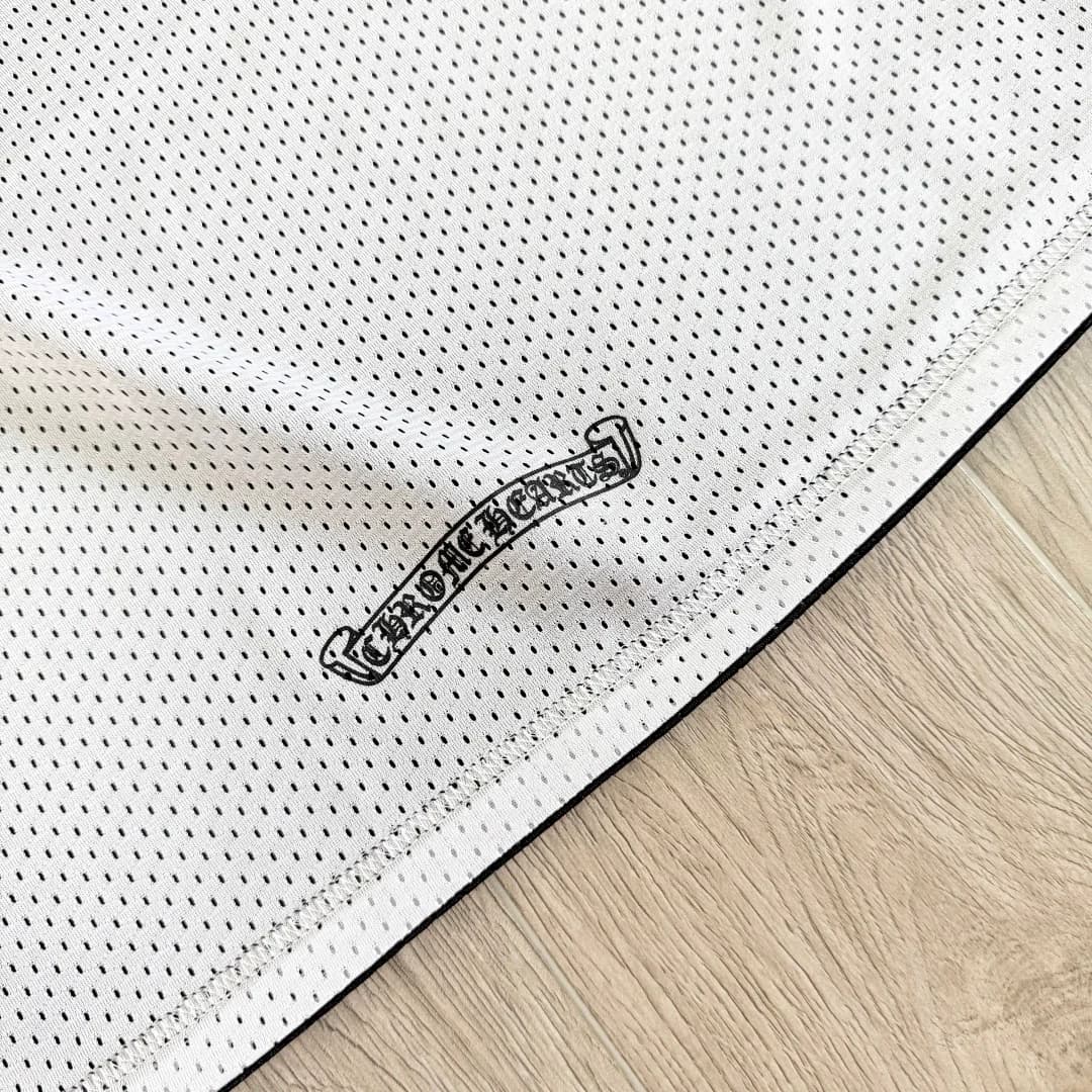 Логотип Chrome Hearts на нижнем крае серебристо-серой стороны
