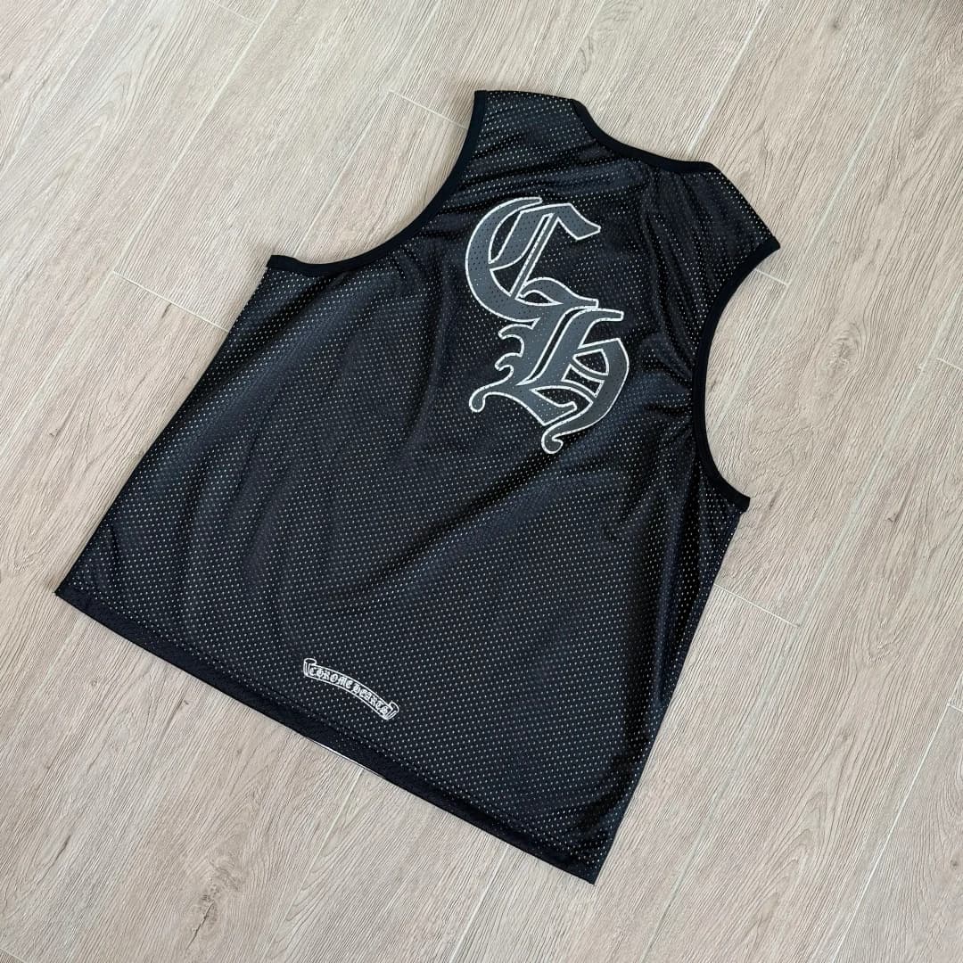 Двусторонняя майка Chrome Hearts, черная сторона со спины под углом