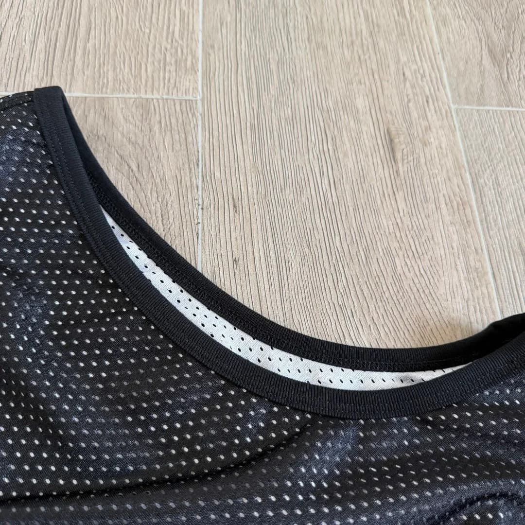 Деталь выреза горловины двусторонней майки Chrome Hearts