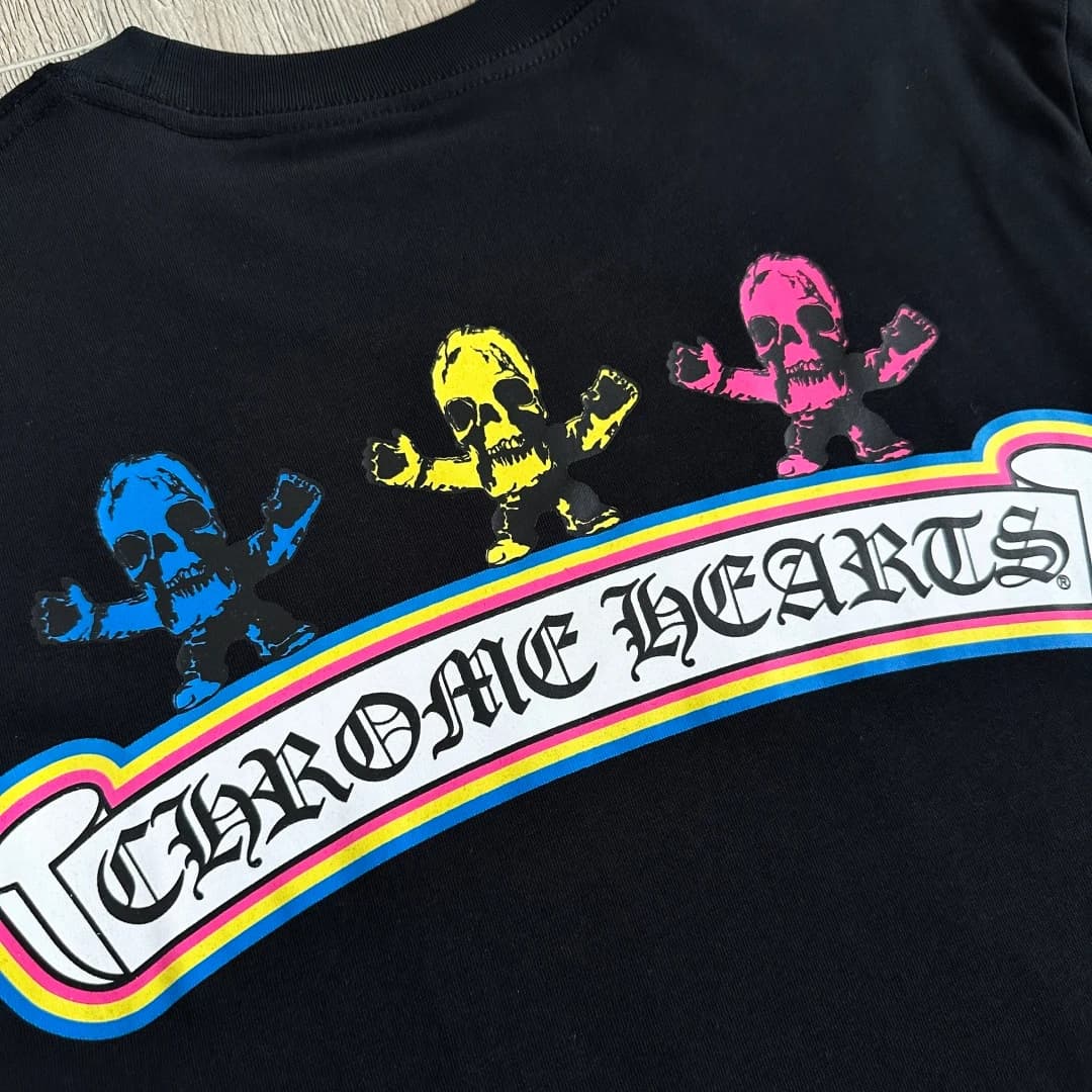 Принт с логотипом и черепами на спине черной футболки Chrome Hearts Foti Skull