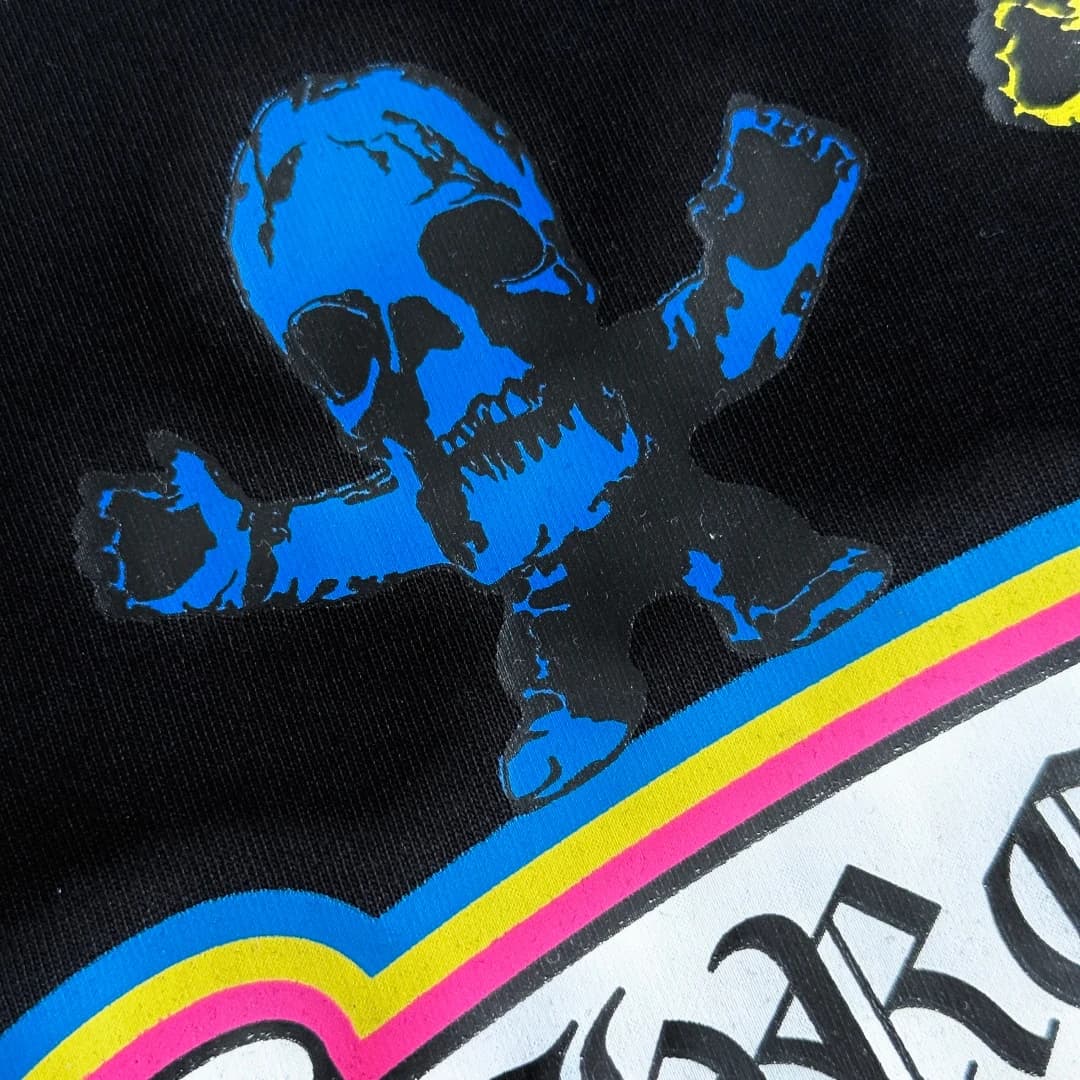 Деталь синего черепа на черной футболке Chrome Hearts Foti Skull