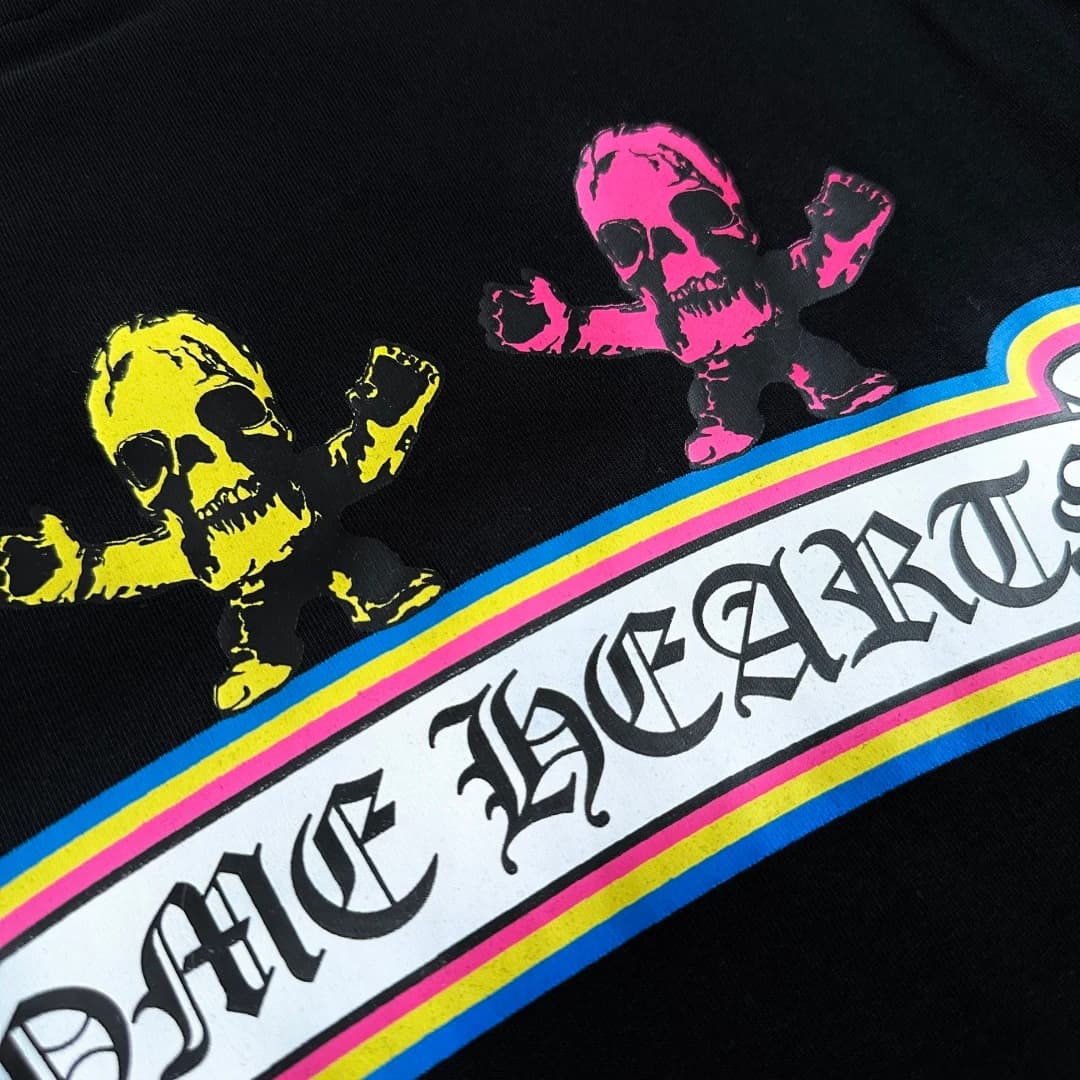 Деталь желтого и розового черепов на черной футболке Chrome Hearts Foti Skull