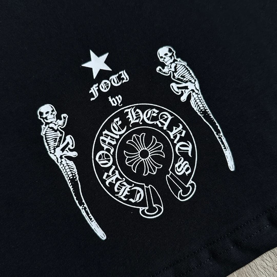 Принт Foti by Chrome Hearts на спине черной футболки