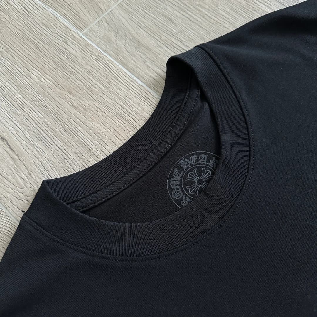 Воротник черной футболки Chrome Hearts Foti Skull изнутри