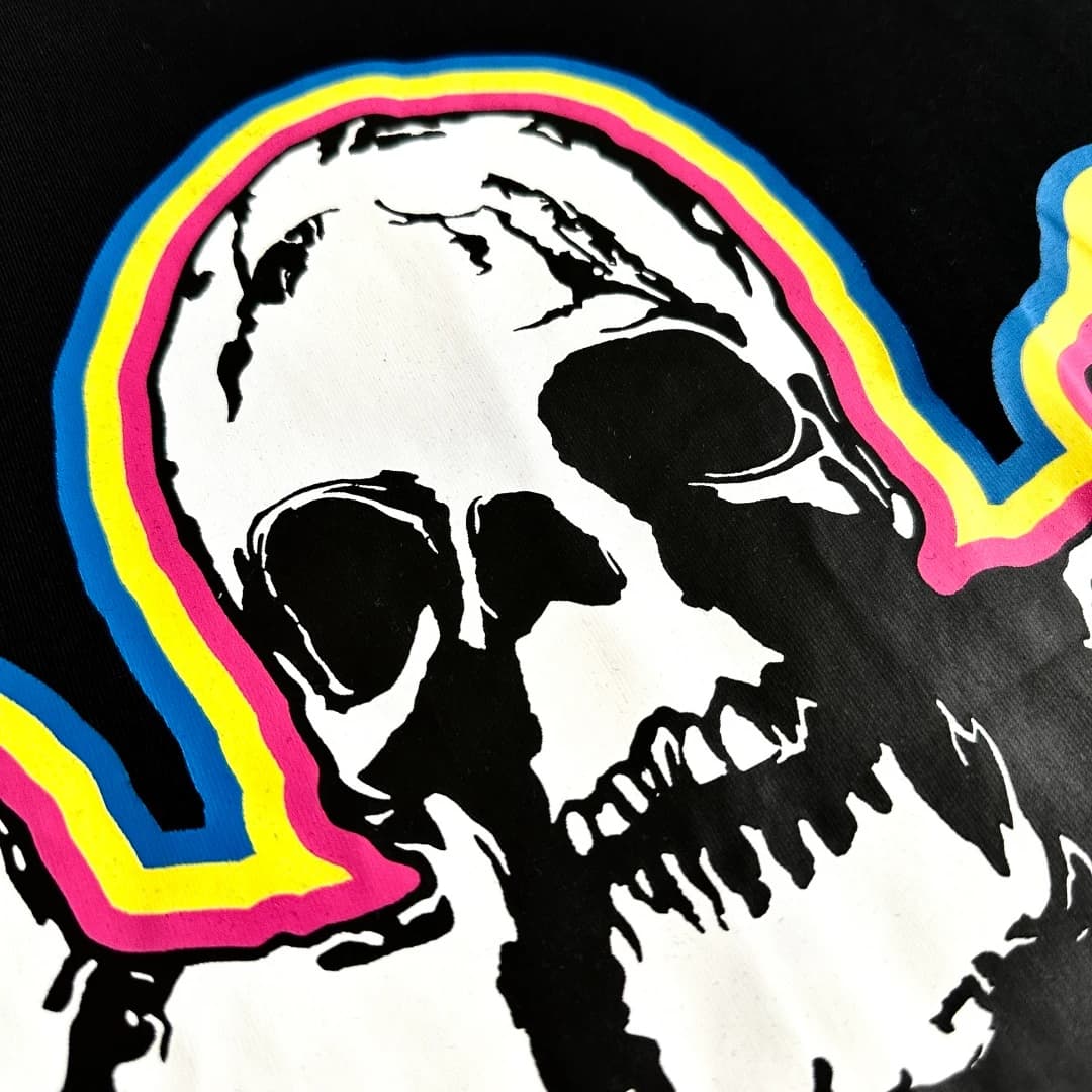 Деталь принта со скелетом на черной футболке Chrome Hearts Foti Skull