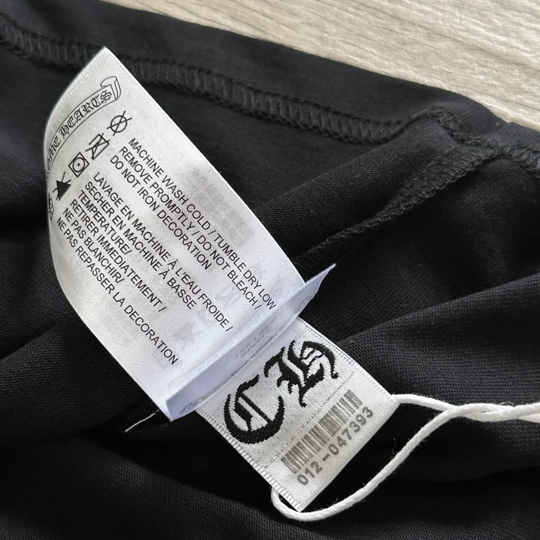 Ярлык с рекомендациями по уходу на черной футболке Chrome Hearts Foti Skull